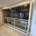 Fechamento de sacada em vidro feito pela Lumini Vidros
