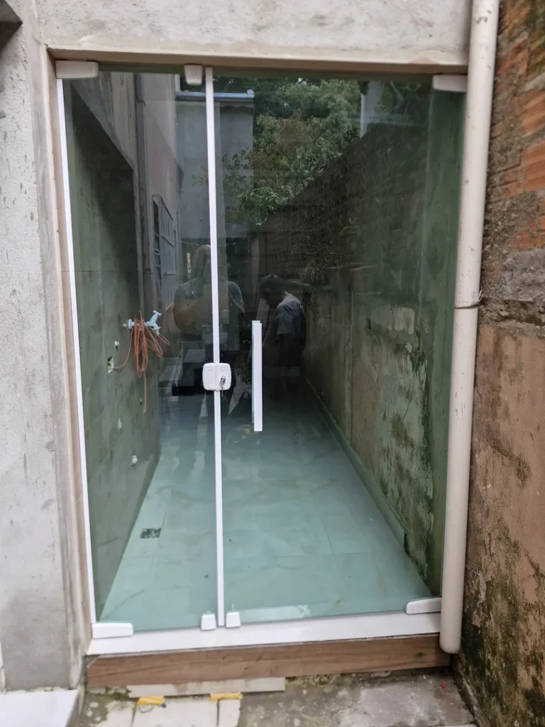 Portas e Divisórias em Vidro